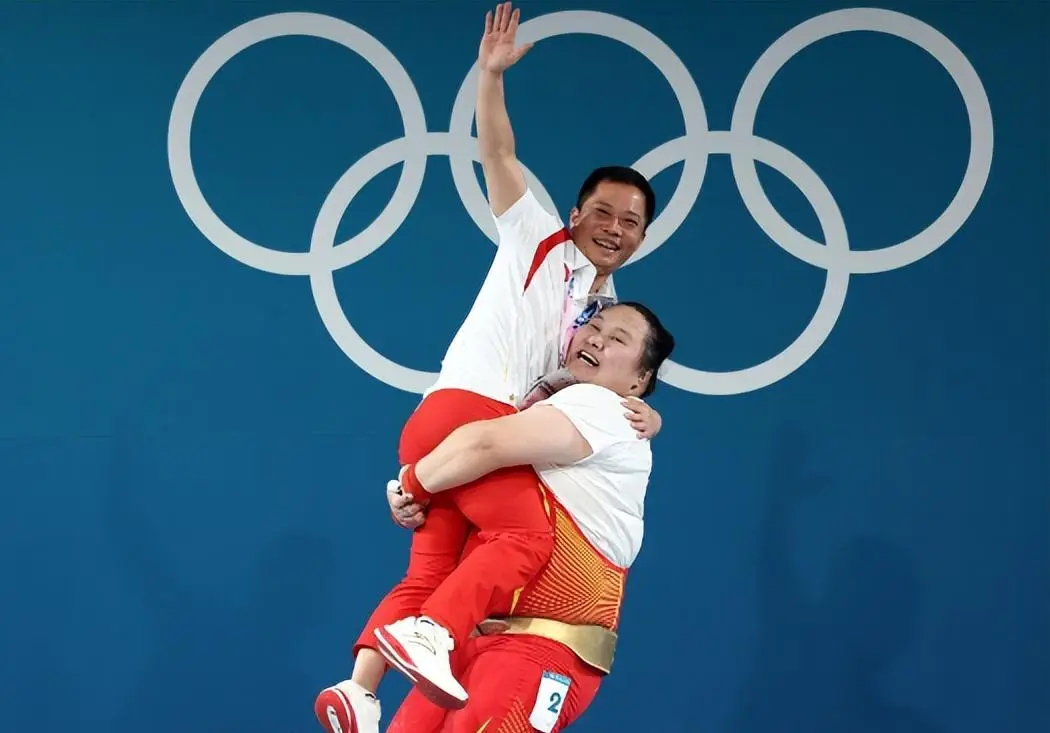 举重69kg石智勇夺冠_举重冠军石智勇身材照_举重石智勇破纪录