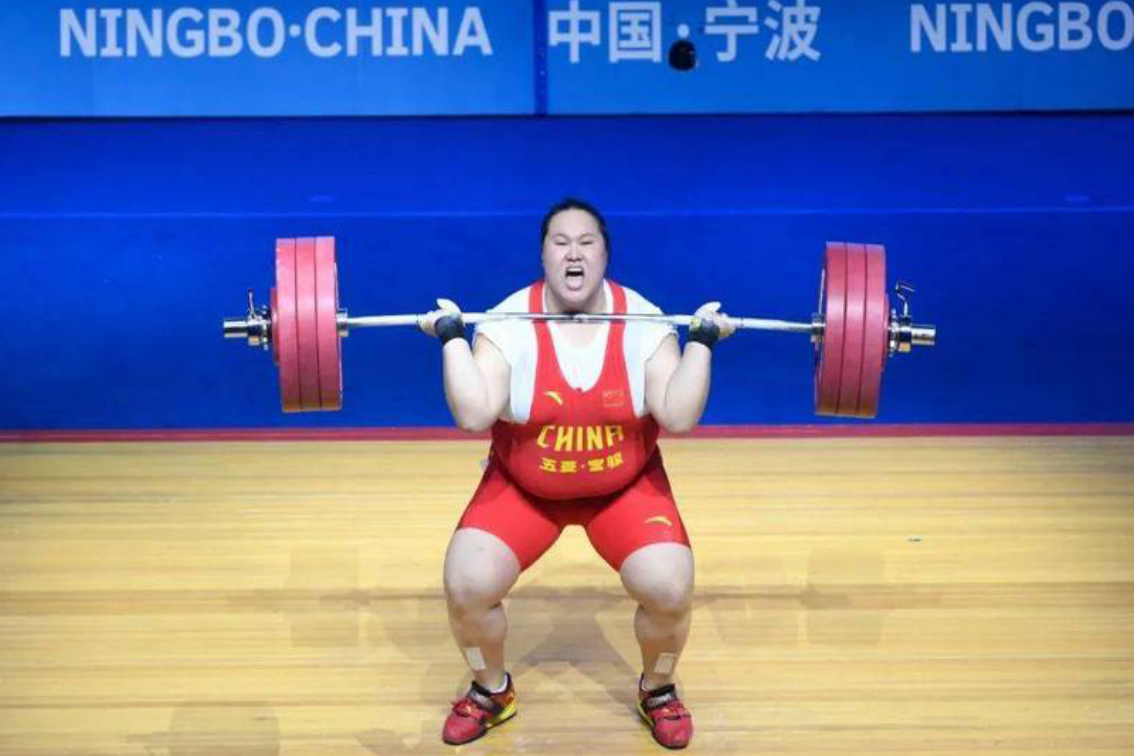 中国举重运动员李雯雯：147.95公斤体重的举重冠军成长之路
